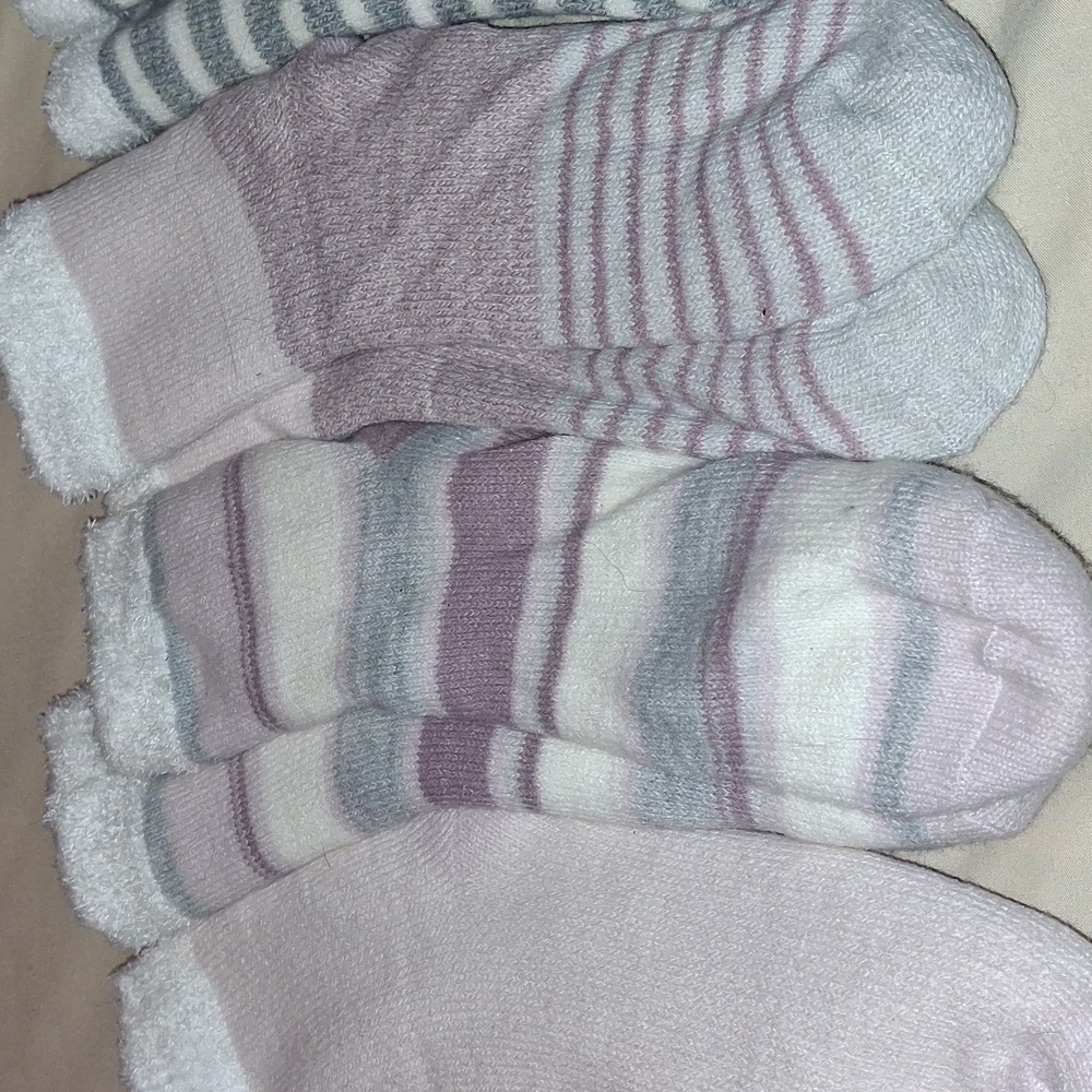 NWOT Lot Of 5 Soft Fuzzy Slipper Socks - Picture 3 of 5
